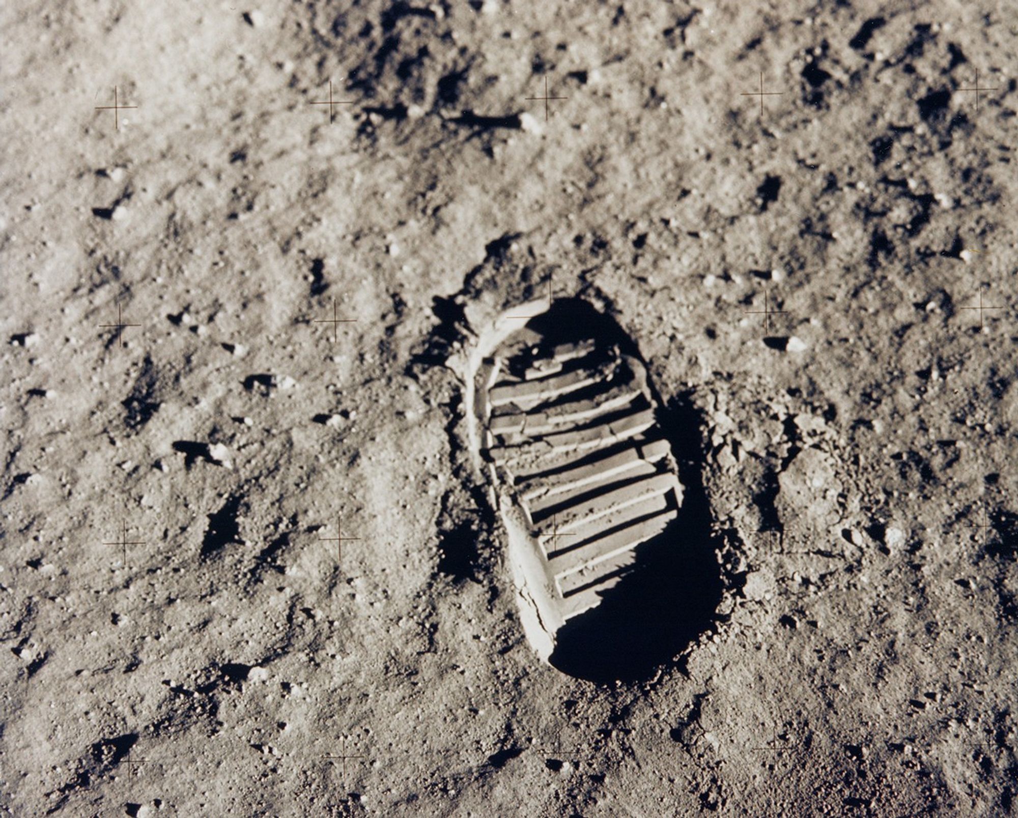 След ботинка астронавта Apollo 11 в лунном реголите.