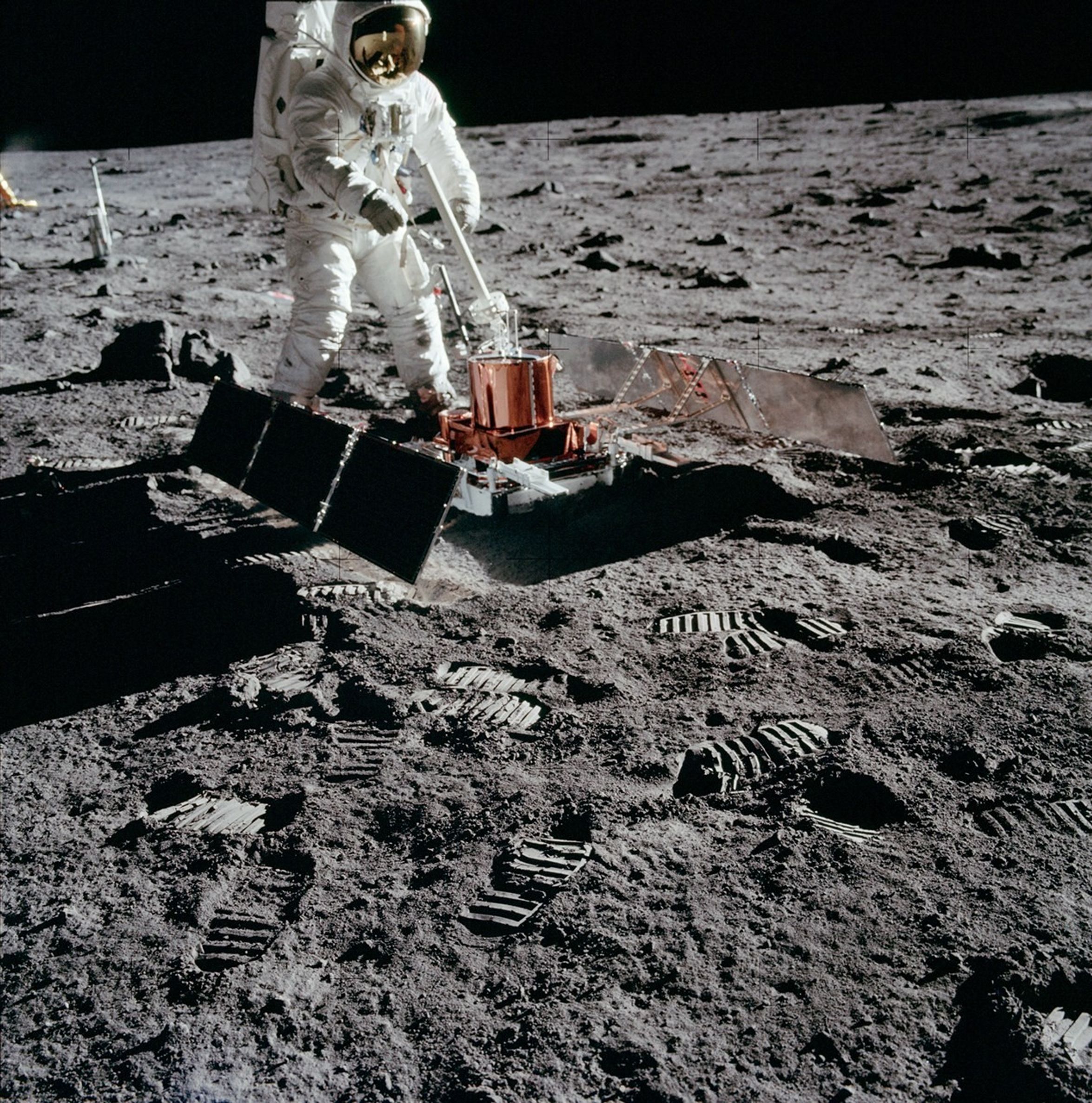 Базз Олдрин устанавливает пассивный сейсмический эксперимент Apollo 11 на поверхности Луны.