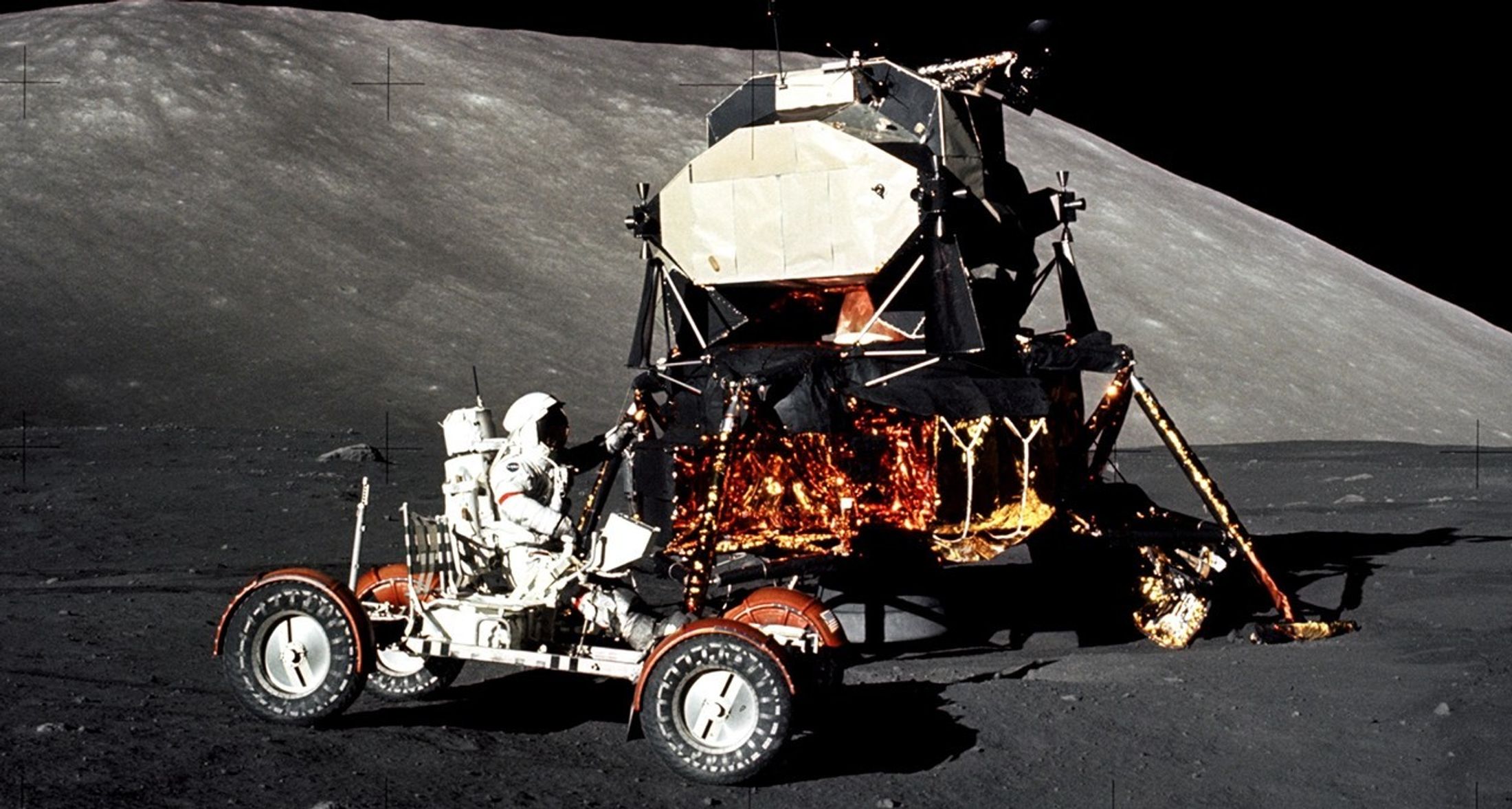 Юджин Сернан в лунном автомобиле во время экспедиции Apollo 17.