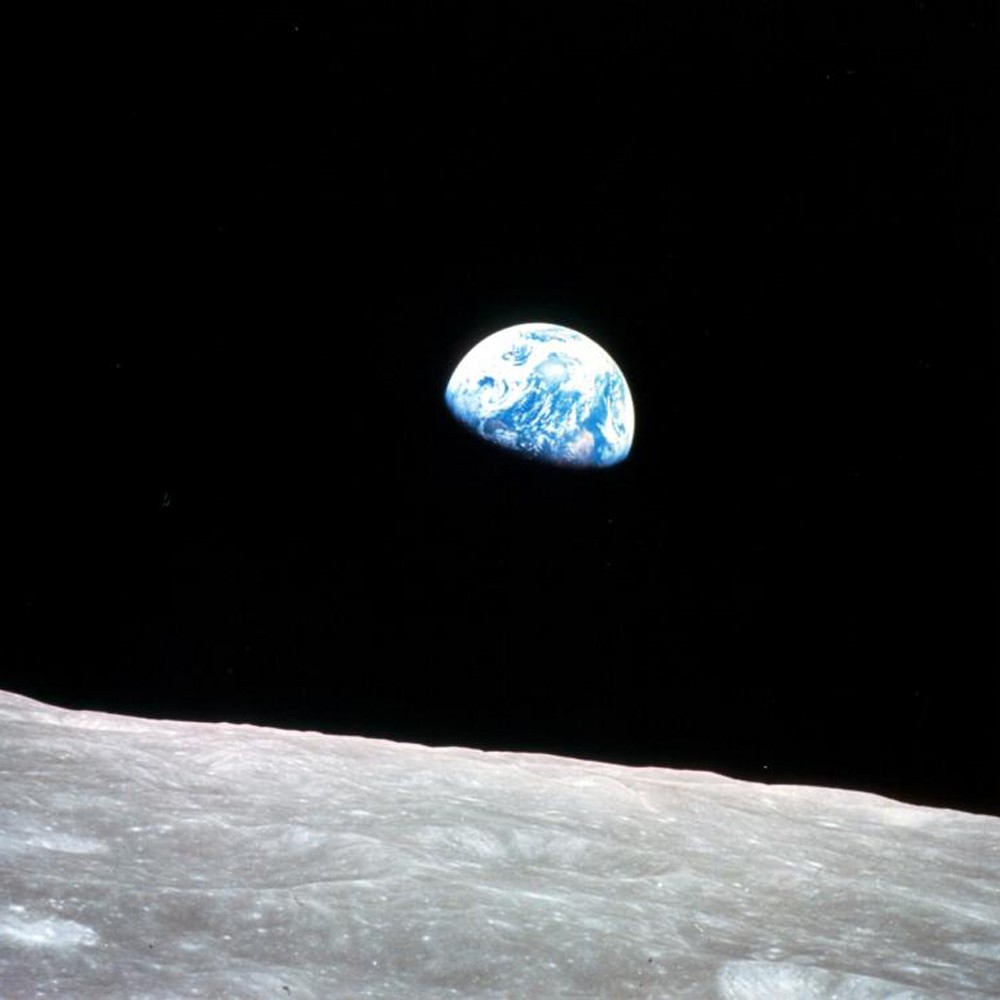 Земля восходит над лунным горизонтом на снимке Apollo 8.