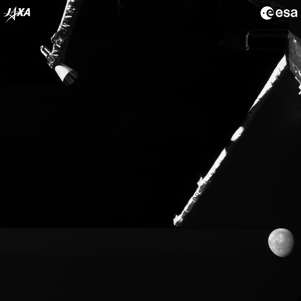 Маленький диск Меркурия рядом с элементами аппарата BepiColombo во время пятого пролёта.