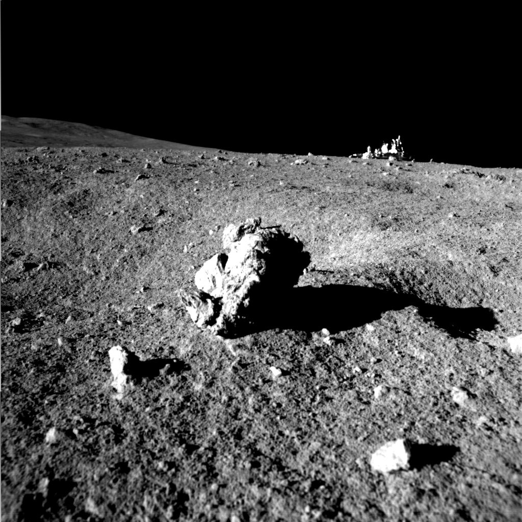 Каменистая лунная поверхность в южных широтах, снятая навигационной камерой ровера Прагъян.