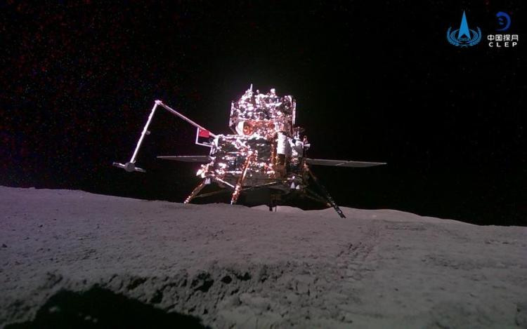 Посадочная и взлётная ступени Чанъэ-6 на поверхности обратной стороны Луны.